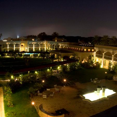 罗曼诺宫豪华酒店 卡塔尼亚 外观 照片 The courtyard at the Four Seasons Hotel, Amman