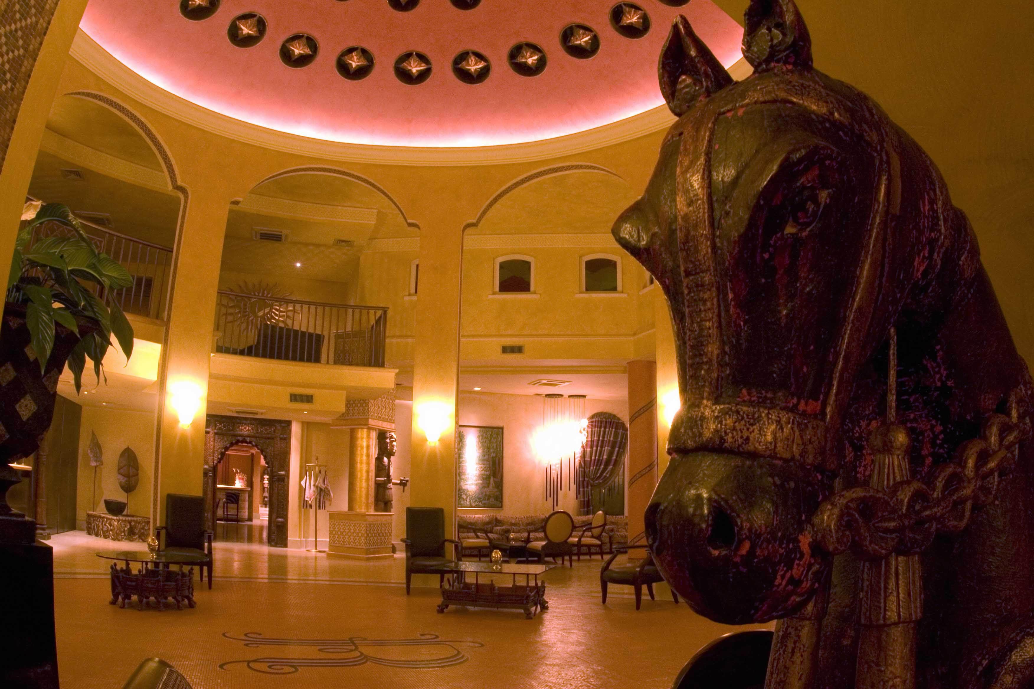 罗曼诺宫豪华酒店 卡塔尼亚 内观 照片 The lobby of the hotel