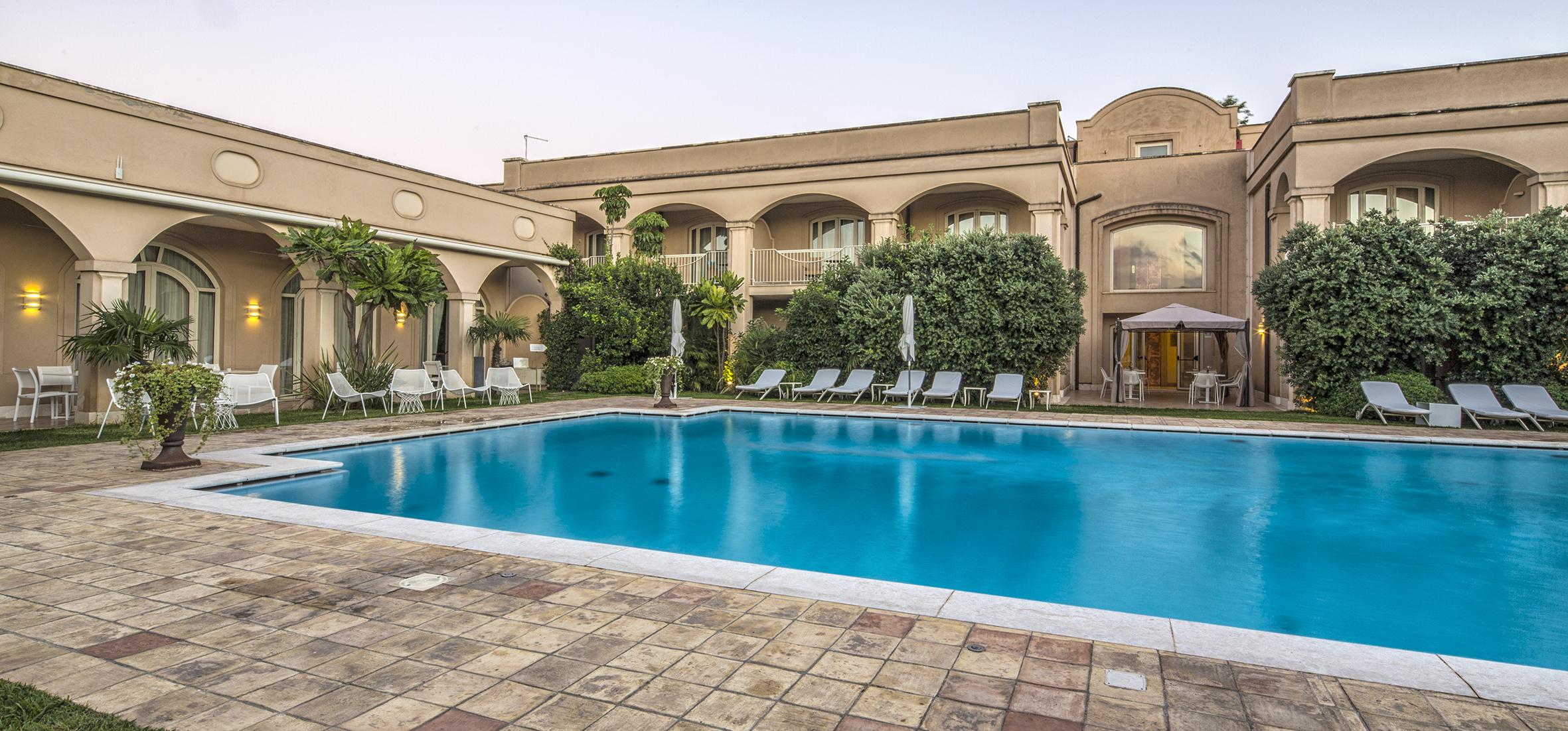 罗曼诺宫豪华酒店 卡塔尼亚 外观 照片 The swimming pool at the hotel