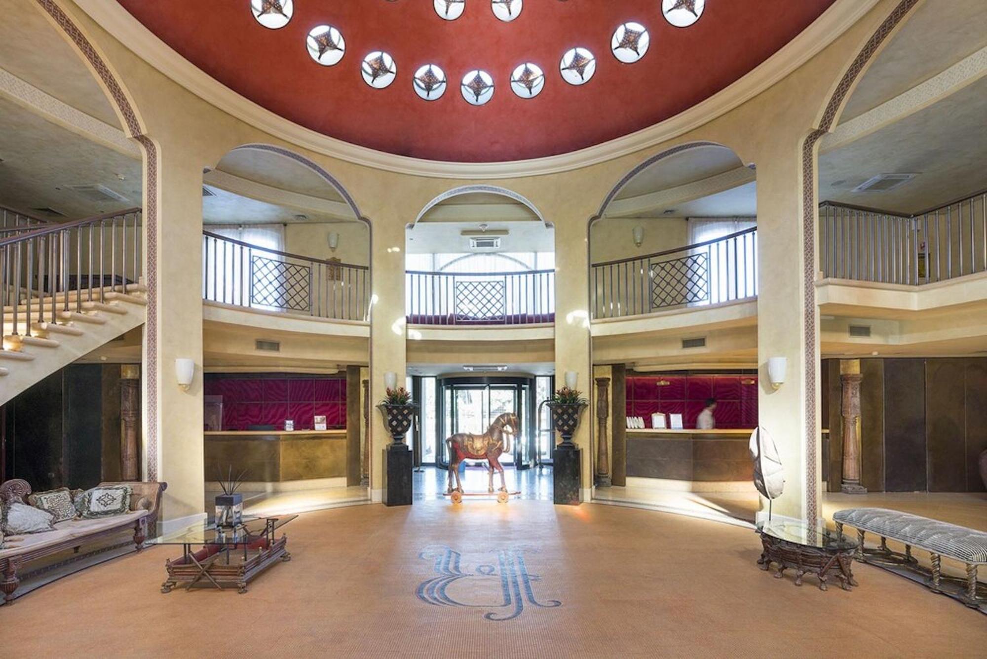 罗曼诺宫豪华酒店 卡塔尼亚 外观 照片 The lobby of the hotel