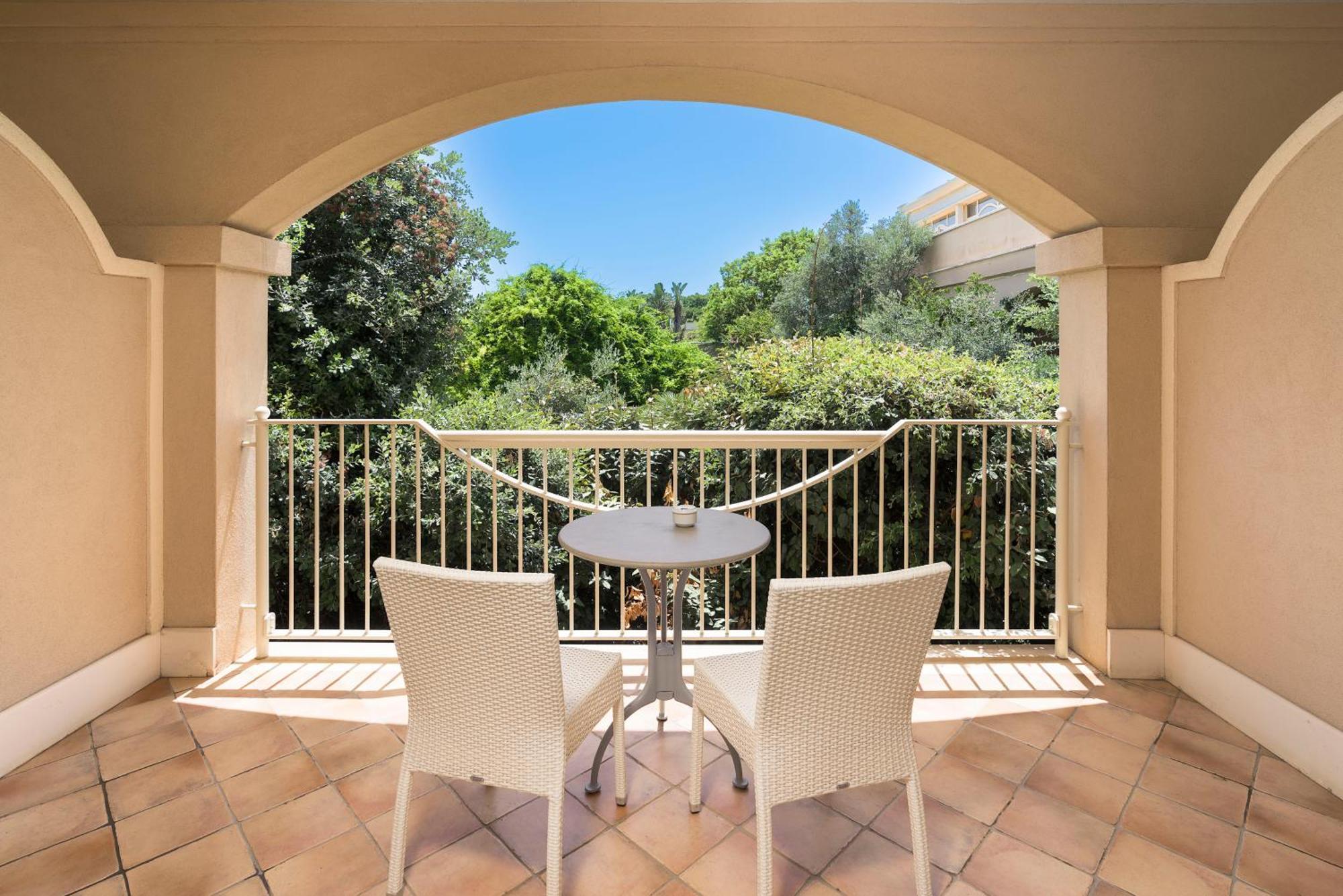 罗曼诺宫豪华酒店 卡塔尼亚 外观 照片 A balcony at the hotel