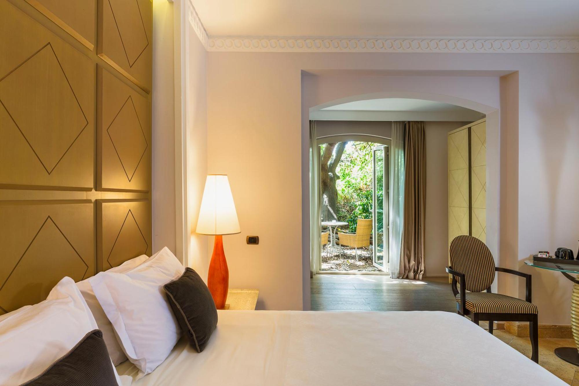 罗曼诺宫豪华酒店 卡塔尼亚 外观 照片 A room at the hotel