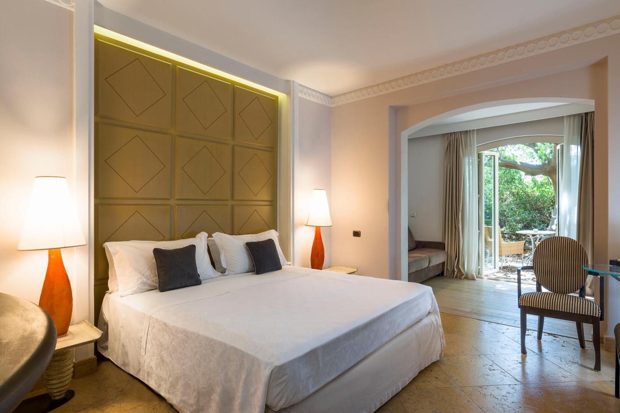 罗曼诺宫豪华酒店 卡塔尼亚 外观 照片 A room at the hotel