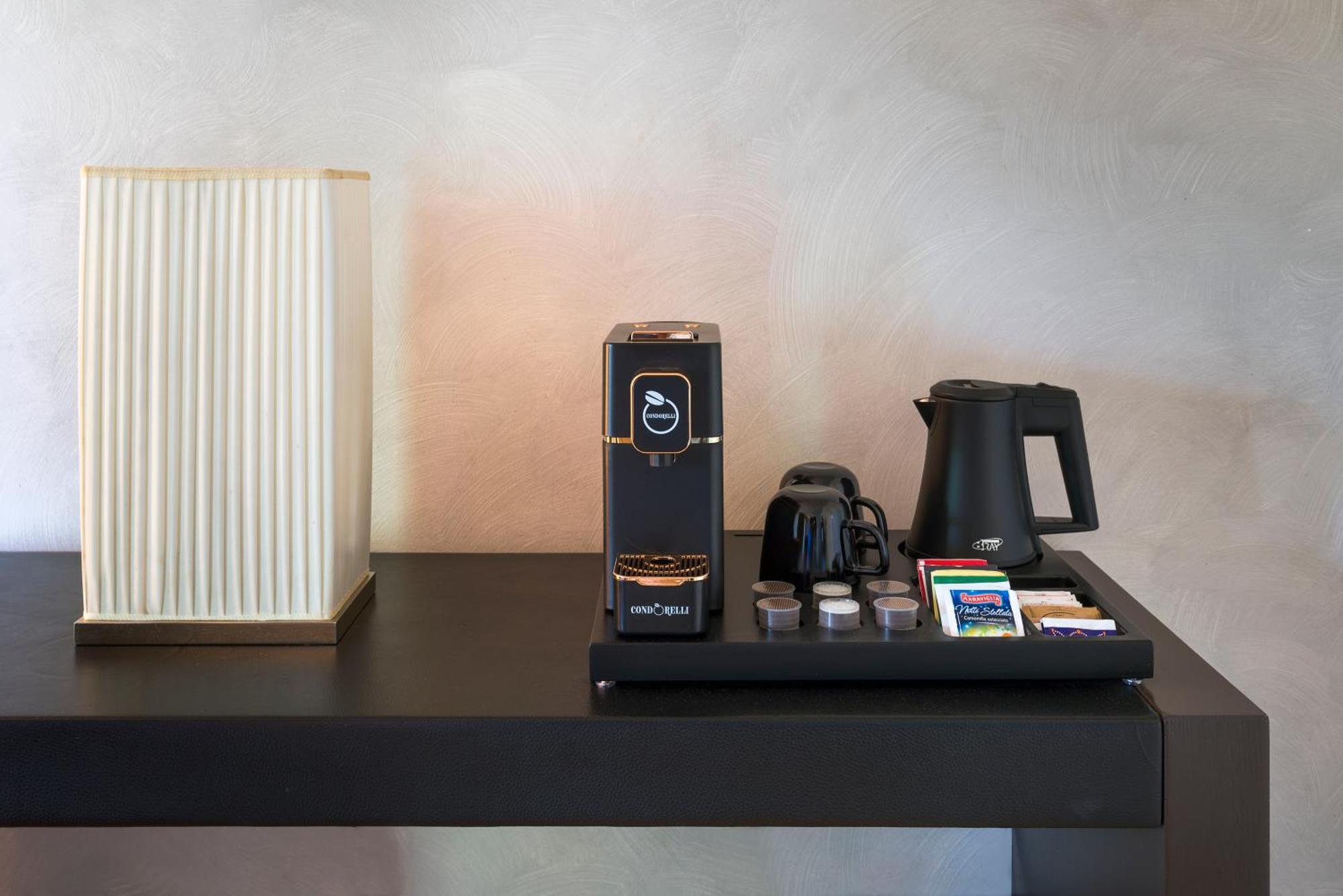 罗曼诺宫豪华酒店 卡塔尼亚 外观 照片 A Nespresso coffee machine in a hotel room